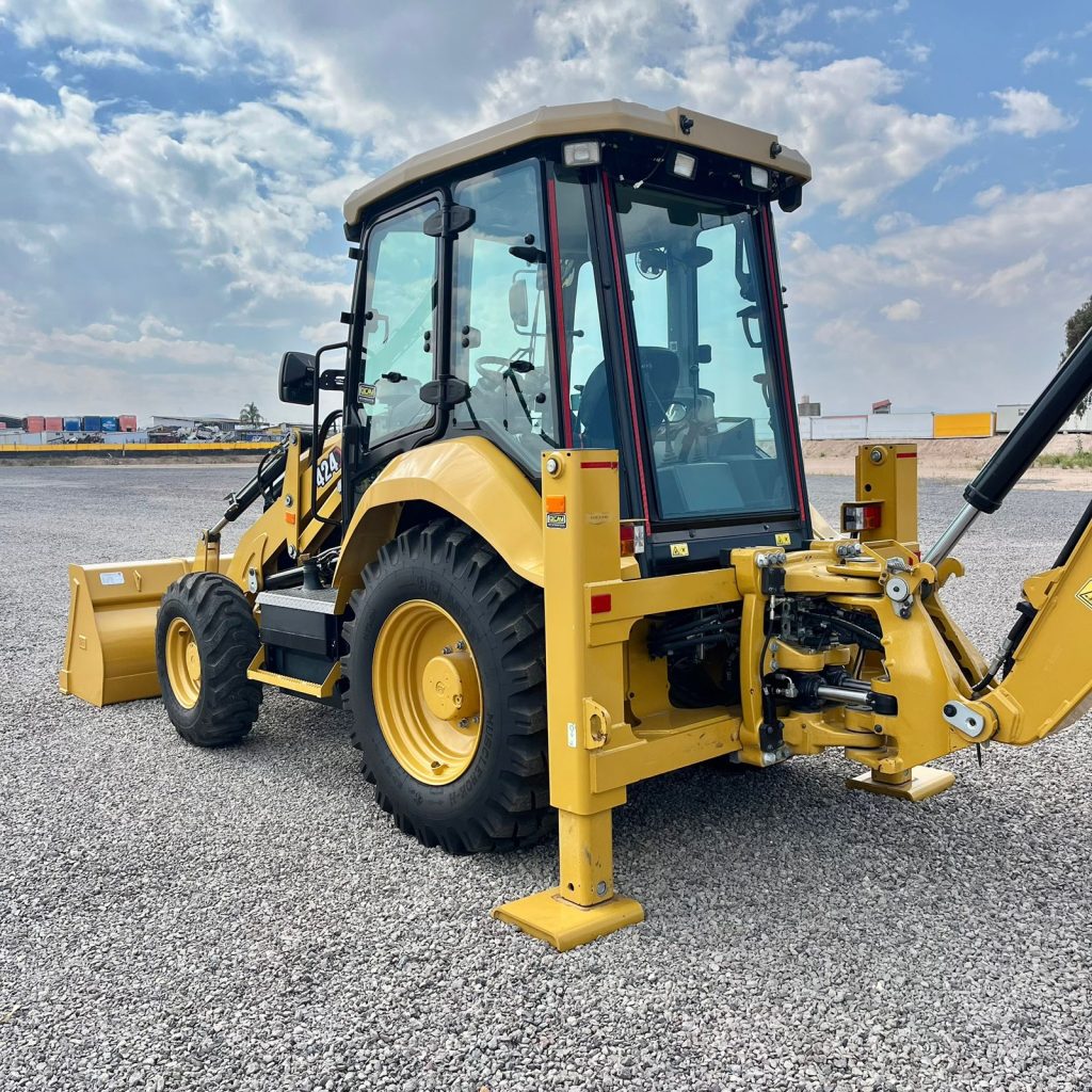 Retroexcavadora Caterpillar 424 Año 2024 c/kit para martillo – 0379 ...